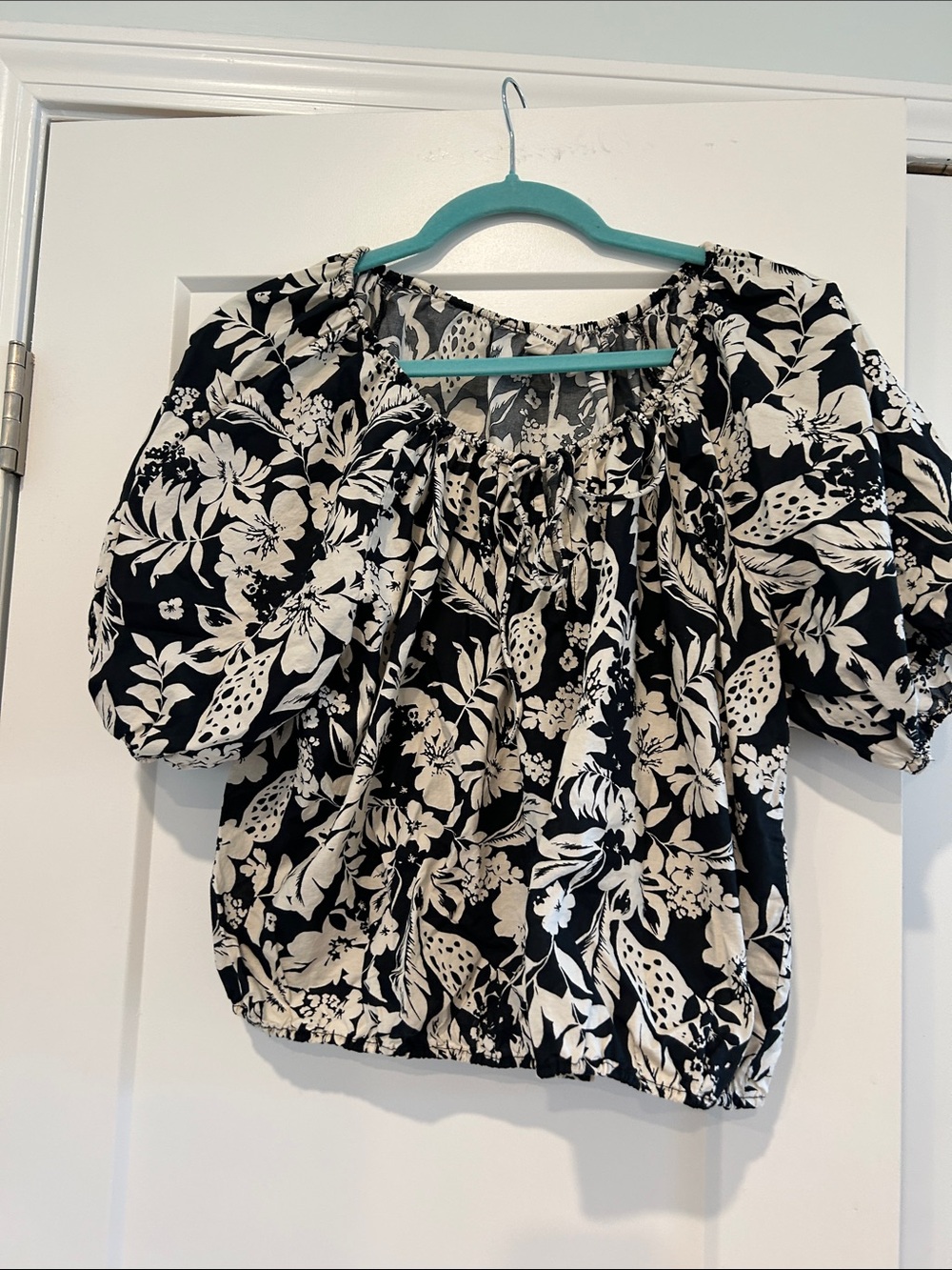 Black & Cream Floral Off-Shoulder Women's Top brand is Lucky So cute on